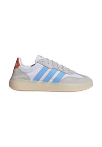 Hvid sneaker med lyseblå striber, beige ruskindsdetaljer, gummisål og orange hæftemærke, vist set fra venstre side.