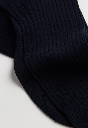 Námořnické proužkované ponožky vyrobené z pružného materiálu, s texturovaným vzorem a měkkým povrchem, vhodné pro různé typy obuvi.