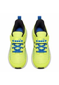Scarpe sportive giallo brillante con accenti neri e blu, superiore in rete per traspirabilità, design con lacci e cinturino in Velcro per una migliore vestibilità.