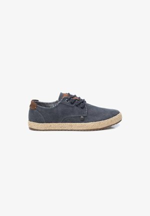 Scarpa casual in tela blu navy con lacci, suola intrecciata in juta e tallone in pelle marrone, vista di lato su sfondo bianco.