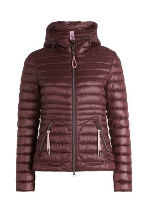 Bordeaux pufferjack met een capuchon, met horizontale stiksels, ritszakken aan de zijkanten en roze accent trekkoorden. Glad textuur.