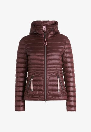 Burgunderfarbene Daunenjacke mit Kapuze, ausgestattet mit horizontalen Steppnähten, seitlichen Reißverschlusstaschen und rosa Akzent-Kordeln. Glatte Oberfläche.
