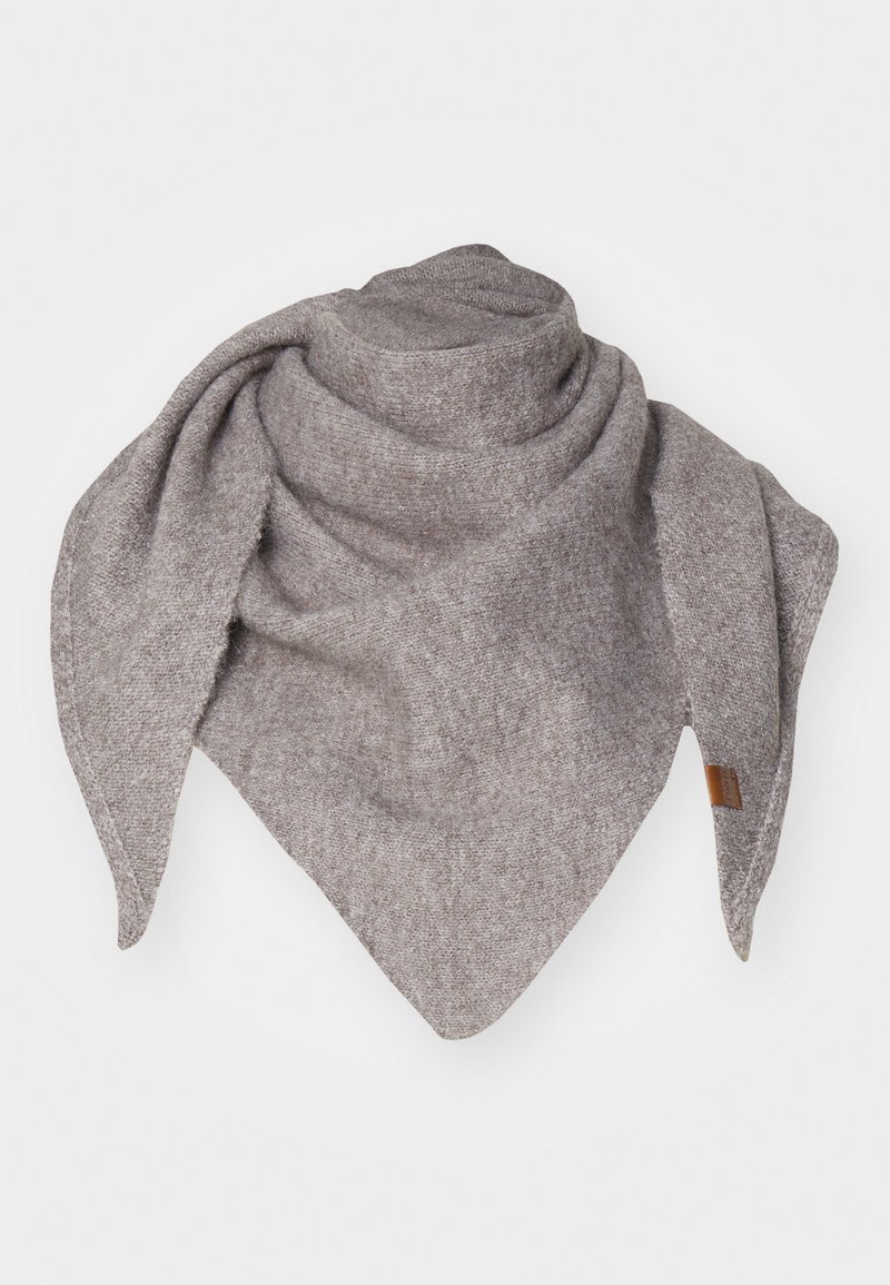 Un foulard triangulaire en tissu gris doux et tissé avec une finition texturée. Il comporte une petite étiquette d'accent en cuir marron.