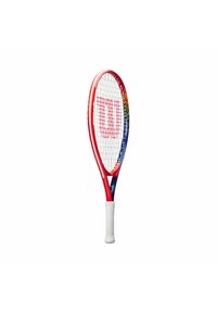 Rote und blaue Tennisschläger mit einem strukturierten weißen Griff, ovaler Kopfform, offenem Besaitungsmuster und einem auffälligen Wilson-Logo in der Mitte.