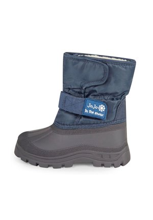Bota de nieve aislada de color azul marino con suela de goma, que presenta una correa de Velcro y un parche con el logo. Parte superior de textil suave con un cuello acolchado.