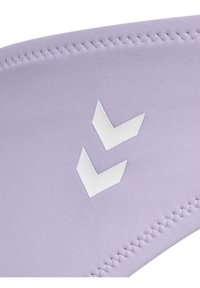 Lila tygband med en slät yta. Har två vita, stiliserade nedåtriktade chevrons och kontrasterande zigzag-sömnad.