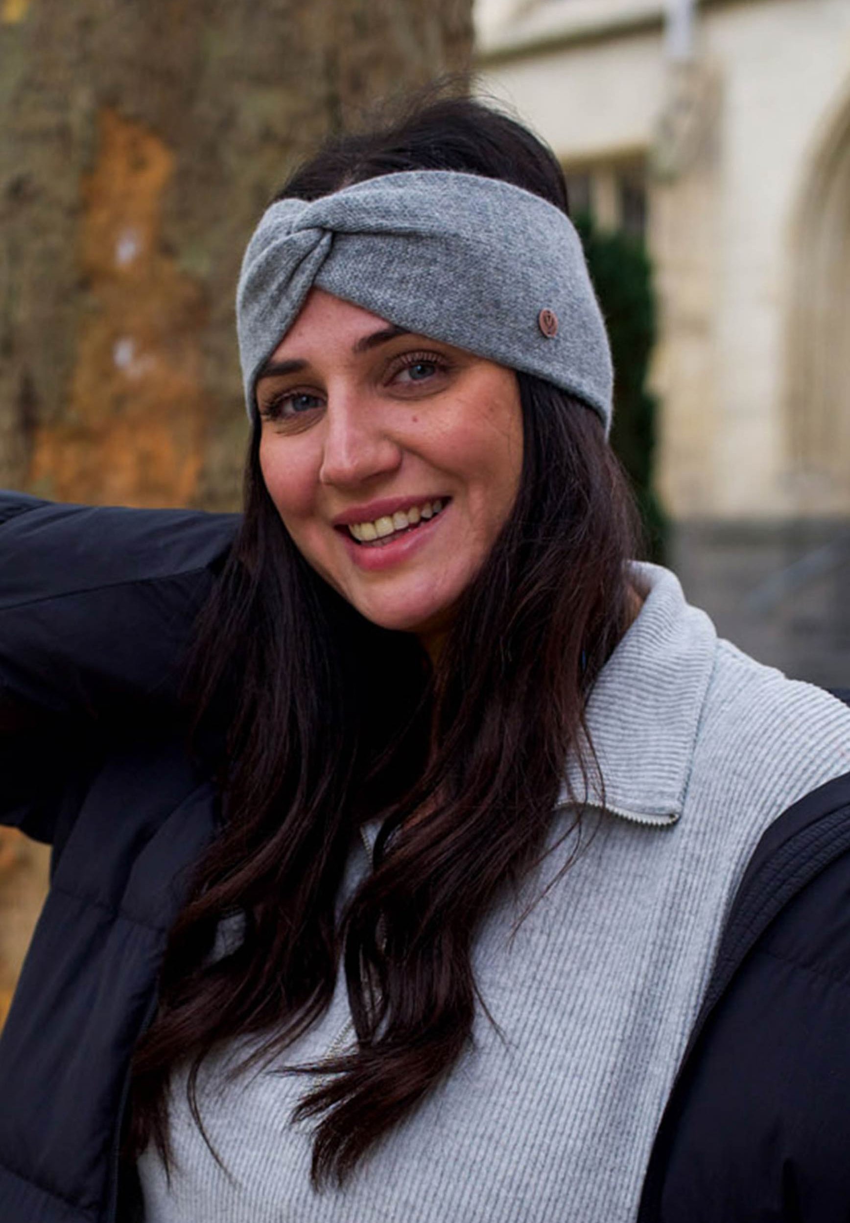 SABBOT Damen Stirnband Mit Fleece – Winter Ohrenwärmer In Gelb/Grau, Handgestrickt & Vegan