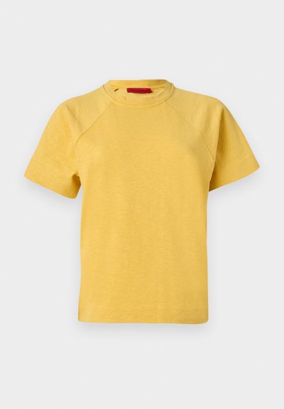 T-shirt jaune à manches courtes avec col ras du cou et coutures raglan, présenté sur un fond clair uni.