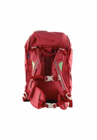 Sac à dos en tissu rouge avec panneau arrière en mesh, bretelles réglables, accents verts et boucles blanches. Comprend plusieurs options de rangement et un design structuré.
