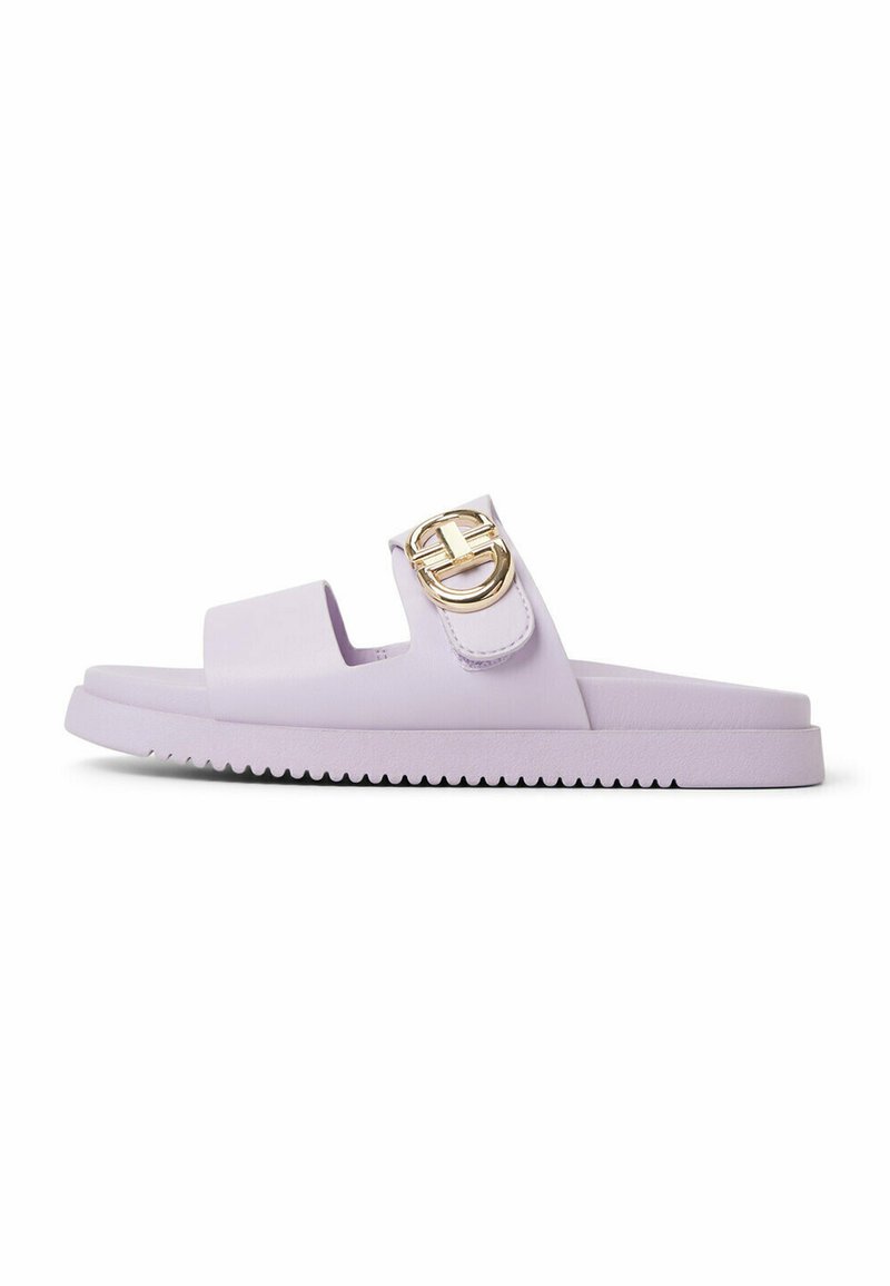 Ljust lila halkskor i sandalsstil med en enkel spänneaxcent, tillverkade av ett slätt material, med en platt sula och en texturerad botten.