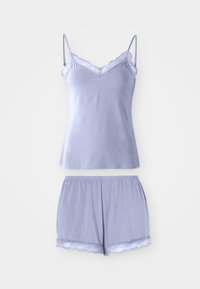 Ensemble de pyjama violet clair comprenant un haut à bretelles spaghetti avec un bord en dentelle et un short à taille élastique orné de dentelle au niveau de l'ourlet.