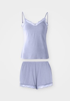 Conjunto de pijama de color púrpura claro que incluye una parte superior con tirantes finos, adornada con encaje, y pantalones cortos con cintura elástica y detalles de encaje en el dobladillo.