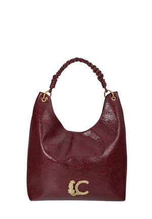 Bolso de mano de cuero rojo oscuro con asa trenzada y detalle de cierre en forma de leopardo dorado en el centro del frontal.