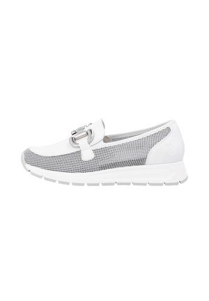 Chaussure slip-on blanche en mesh et cuir avec un bout rond, un accent de boucle en métal prominent, et des détails texturés sur l'empeigne et la semelle.