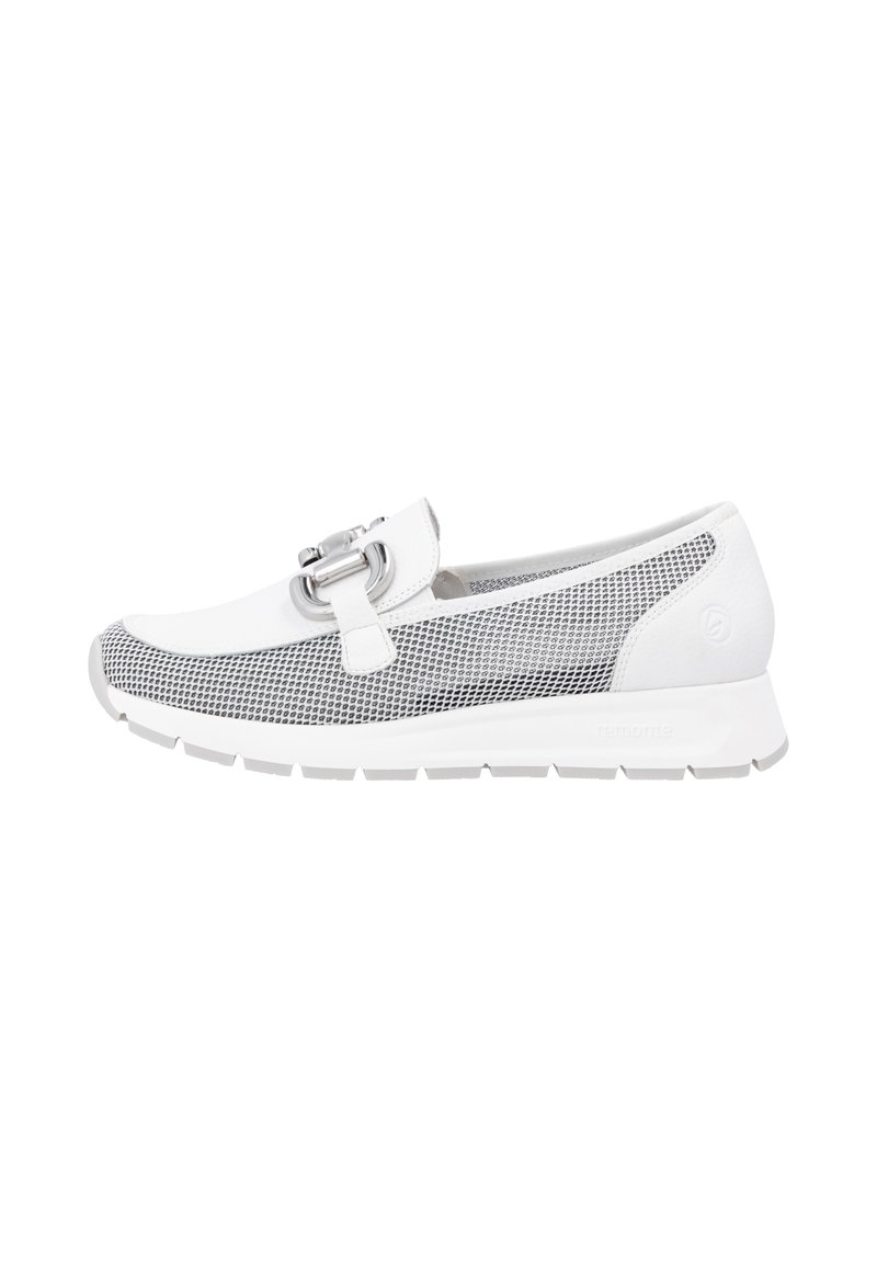 Hvide mesh- og læder slip-on sko med rund tå, fremtrædende metalspænde og tekstureret detaljering på overdelen og sålen.