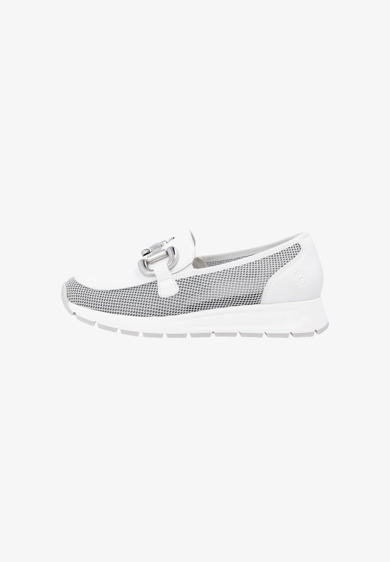 Weiße Mesh- und Lederschlupfschuhe mit runder Zehenform, markantem Metallverschluss und strukturierten Details auf dem Obermaterial und der Sohle.