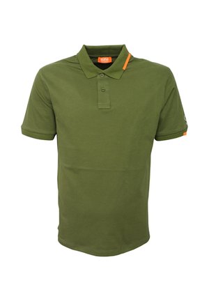 Polo shirt verde oliva in cotone, con colletto a tre bottoni, maniche corte e un accento arancione sul colletto.