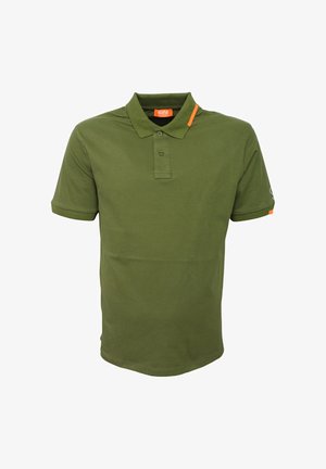Polo shirt verde oliva in cotone, con colletto a tre bottoni, maniche corte e un accento arancione sul colletto.