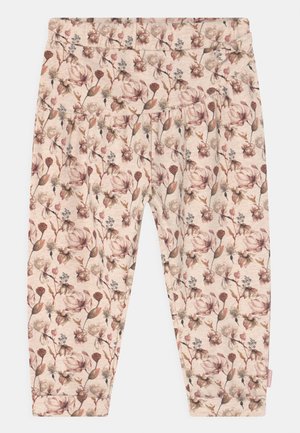 Zachte roze peuterlegging met een gedempt bloemenpatroon in tinten bruin, groen en paars, voorzien van een elastische tailleband en omzoomde enkels.