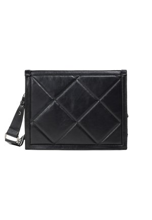 Schwarze rechteckige Leder-Clutch mit diagonal gestepptem Muster und abnehmbarem Riemen mit Metallschnalle.