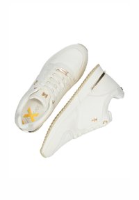 Białe trampki z fakturowaną cholewką, złotymi akcentami, okrągłym czubkiem oraz profilowaną podeszwą dla lepszej przyczepności. Wyrazisty detal z logo po boku.