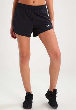 Czarne sportowe spodenki z elastycznym paskiem w pasie i małym białym logo Nike. Lekki materiał o luźnym kroju.