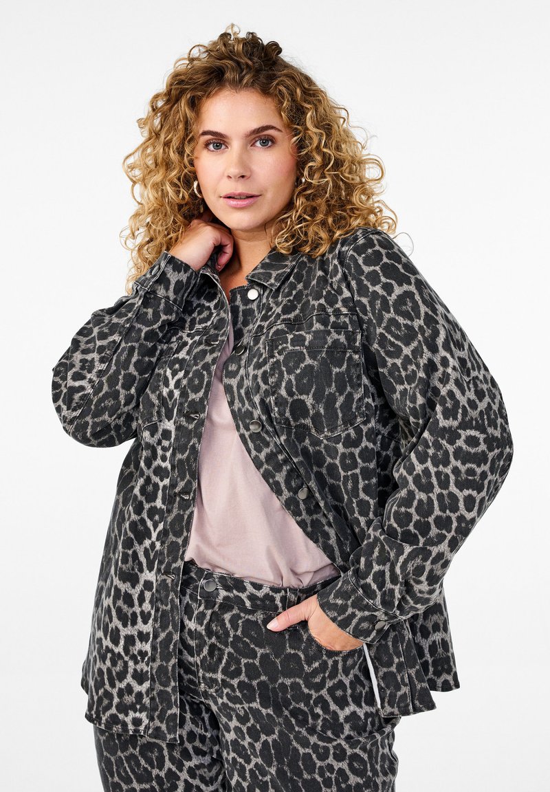 Zizzi MIT ENMUSTER UND KNÖPFEN - Blúzka so zapínaním na gombíky - dark grey leo