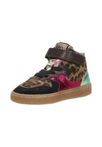 Hoge sneaker met panterprint, zwarte neus, metallic roze en groene accenten, zwarte veters en een bruine klittenbandsluiting.