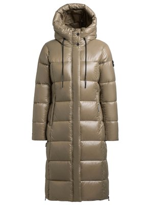 Lange, donzige donsjas in olijfgroen met een hoge kraag, verstelbare trekkoordkap en drukknoopsluitingen aan de voorkant. Gladde, glanzende textuur.