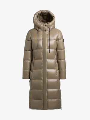 Abrigo largo y acolchado de plumón color verde oliva, con cuello alto, capucha ajustable con cordón y cierres frontales de broches. Textura suave y brillante.