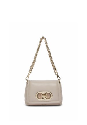 Sac à épaule en cuir beige avec une bandoulière chaîne dorée et un fermoir ovale avec détail du logo entrelacé.