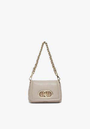 Sac à épaule en cuir beige avec une bandoulière chaîne dorée et un fermoir ovale avec détail du logo entrelacé.