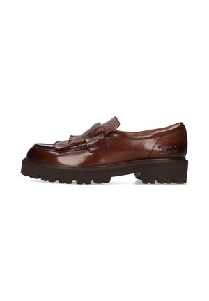 Mocassins en cuir marron avec un détail à franges et une semelle solide et texturée. Présente une finition lisse et un marquage en relief sur le côté.