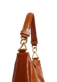 Sac à main en cuir marron présentant un design structuré, un fond plat, des accessoires dorés et une large bandoulière ajustable avec des détails de couture.