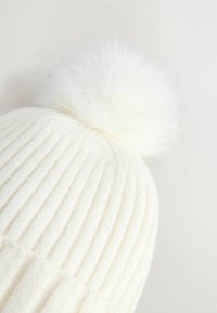 POM - Pletena kapa - ecru