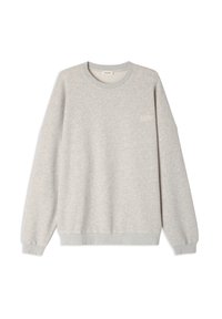 Svetlo sivi pulover iz mehkega materiala, z okroglim izrezom, spuščeno rameni in majhnim vezenim logotipom na prsih.