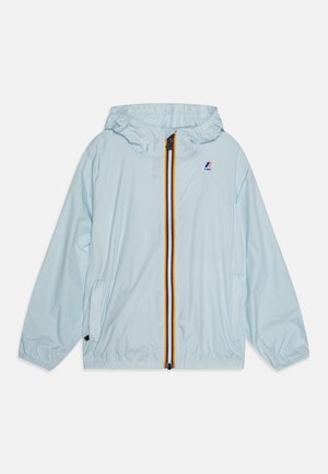 Giacca a vento leggera di colore azzurro realizzata in nylon, con zip completa, striscia multicolore e tasche laterali. Logo del brand sul petto.
