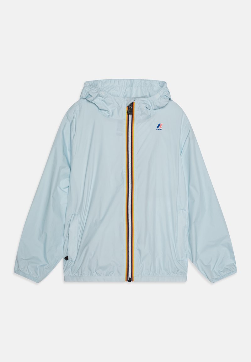 Chaqueta con capucha de color azul claro en material de nailon, que presenta una cremallera completa con una franja multicolor y bolsillos laterales. Logo de la marca en el pecho.