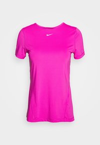 Krátký rukáv, atletické tričko vyrobené z růžové látky; má kulatý výstřih a bílé logo Nike na hrudi.