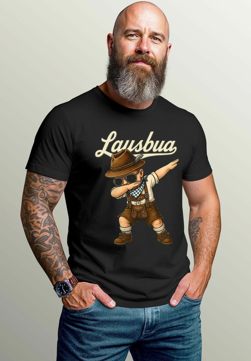Schwarzes Baumwoll-T-Shirt mit einem Cartoon-Charakter in traditioneller bayerischer Tracht, mit dem Text "Lausbua" in einer verspielten Schriftart darüber.