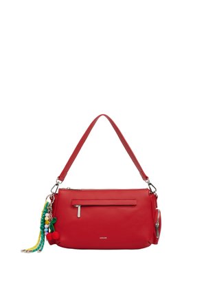 Borsa a mano in pelle rossa con tracolla singola, tasca frontale con cerniera, tasca laterale e decorazione con nappina colorata e perline con ciliegie.