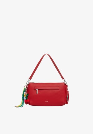 Sac à main en cuir rouge avec une bandoulière unique, une poche avant zippée, une pochette latérale et un charme pompon coloré en perles avec des cerises.