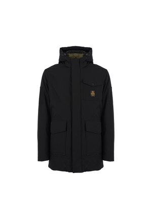 Chaqueta negra aislante con cremallera frontal, capucha ajustable y múltiples bolsillos. Presenta un parche con el logo en el pecho y tejido texturizado.