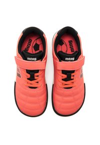 Scarpe da calcio corallo con design imbottito, dettagli neri e cinturino regolabile. Presentano un materiale sintetico testurizzato e suole a contrasto.
