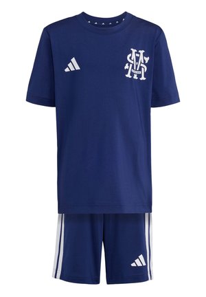 Sportowy strój w kolorze granatowym z krótkimi rękawami i szortami, z białymi logo Adidas i stylizowanym białym emblematem na piersi.