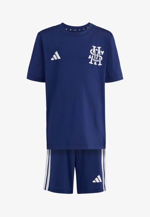 Sportowy strój w kolorze granatowym z krótkimi rękawami i szortami, z białymi logo Adidas i stylizowanym białym emblematem na piersi.