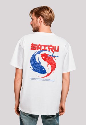 Weißes T-Shirt mit oversize Passform, das eine Grafik von roten und blauen Koi-Fischen zeigt, umrahmt von einem emblematischen Design und Text auf der Rückseite.