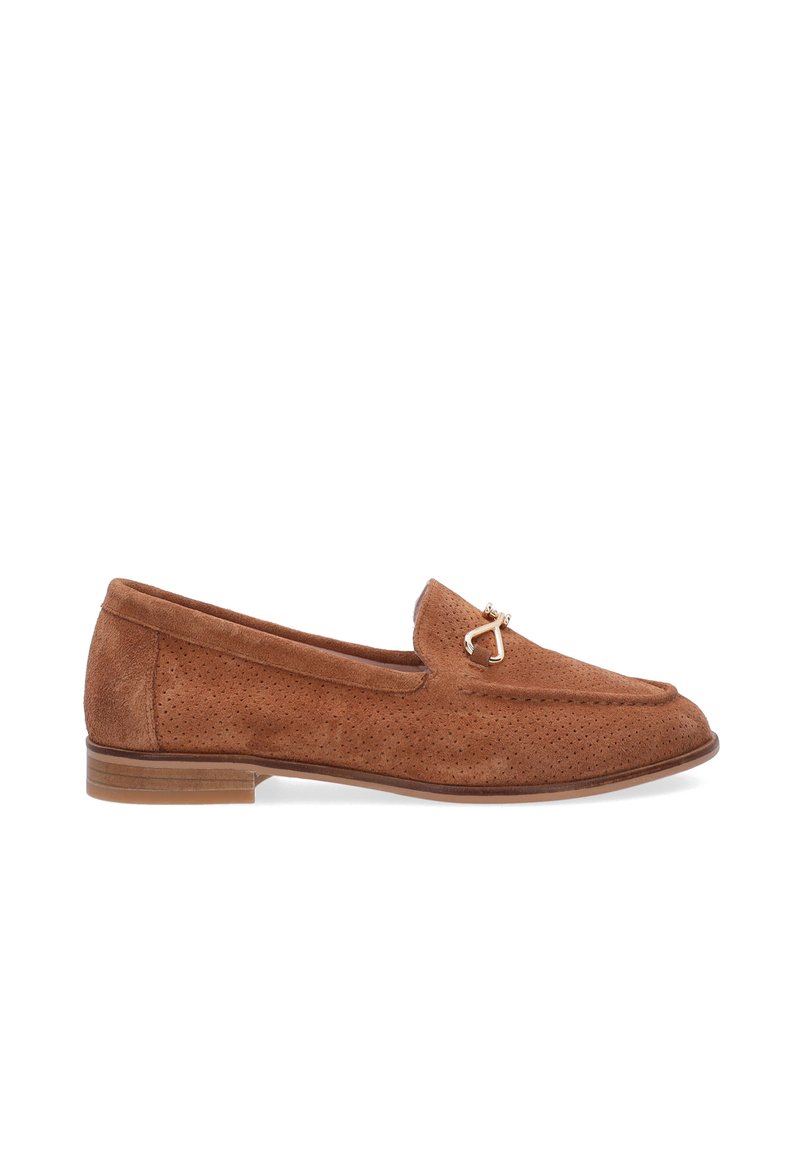 Braune Wildleder-Loafer mit einer strukturierten, durchbrochenen Oberfläche, einem kleinen dekorativen Metallelement und einem niedrigen Holzabsatz.