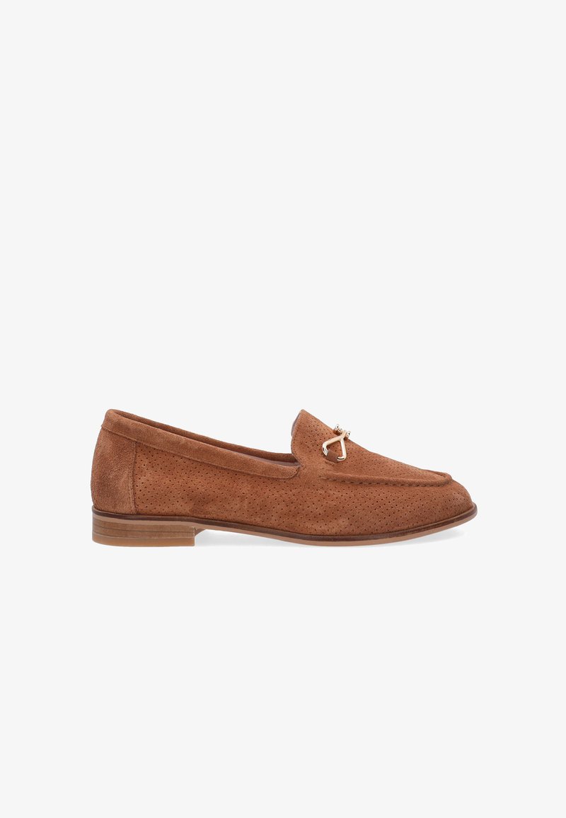 Braune Wildleder-Loafer mit einer strukturierten, durchbrochenen Oberfläche, einem kleinen dekorativen Metallelement und einem niedrigen Holzabsatz.
