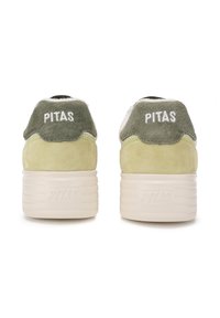 Baskets en daim vert et jaune avec des accents blancs, présentant une semelle texturée et un logo "PITAS" à l'arrière.